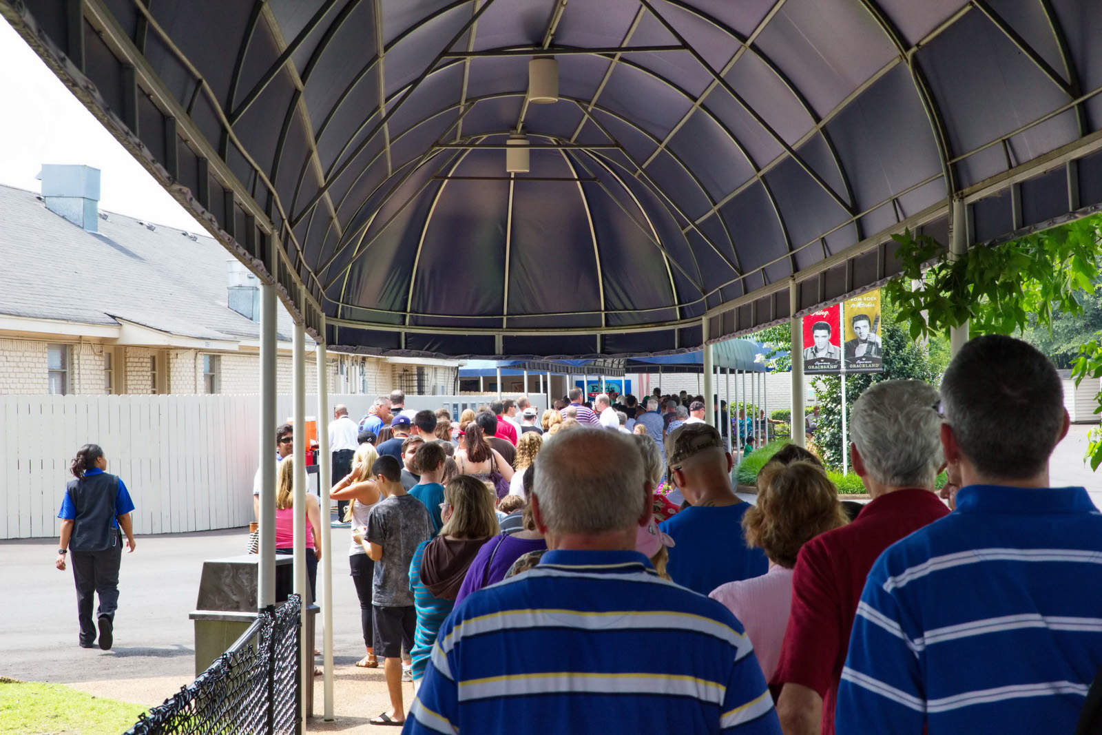 Long lines to get in to Graceland, TN, even after all these years.